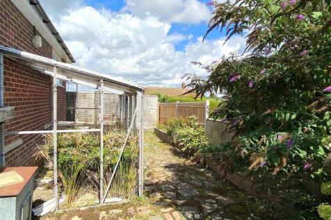 6 Royston Gardens - Garden1.jpg