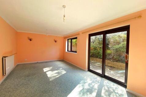 15 Portfield Close - Lounge1.jpg