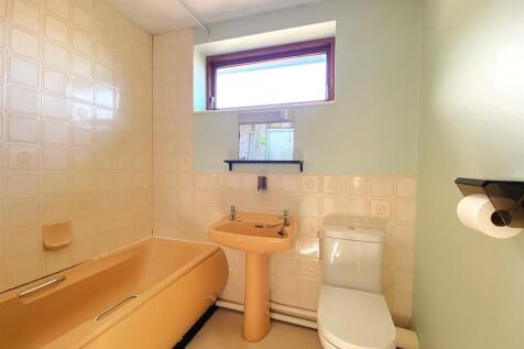 15 Portfield Close - Bathroom.jpg