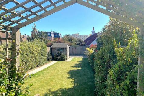 1 Bedford Ave - Garden1.jpg