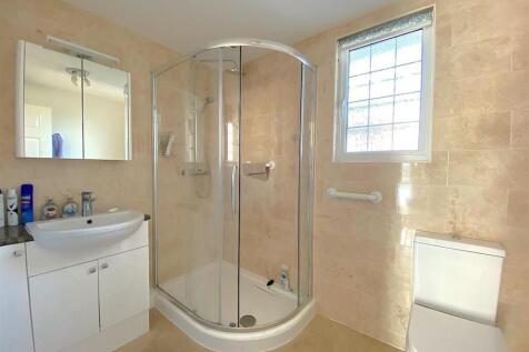 1 Bedford Ave - Shower.jpg