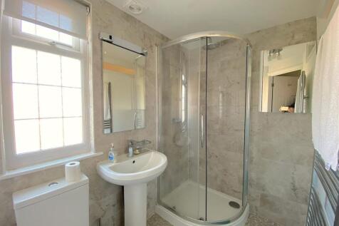 1 Bedford Ave - En Suite.jpg