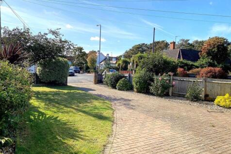 1 bedford Ave - Front Gdn.jpg