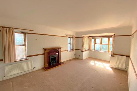 1 Grazebrook Close - Lounge.jpg