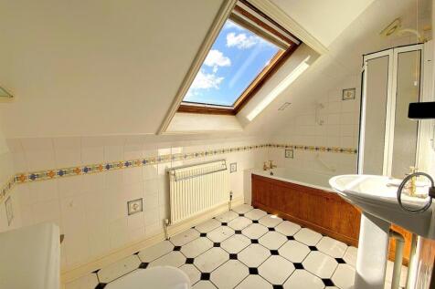 1 Grazebrook Close - En Suite.jpg