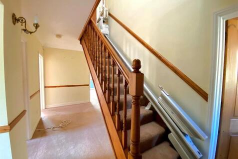 1 Grazebrook Close - Hall.jpg