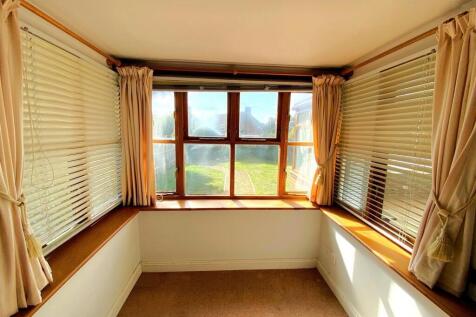 1 Grazebrook Close - Bay.jpg