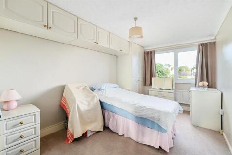 18 St Peter¿s court tn40 (4).jpg