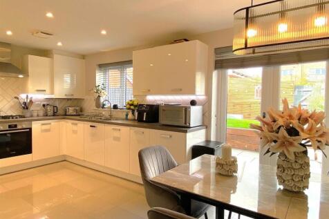 8 Daisy Way - Kitchen1.jpg
