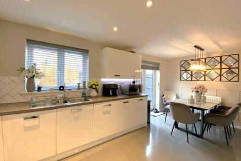8 Daisy Way - Kitchen3.jpg