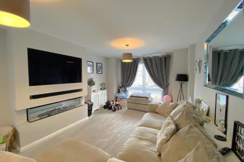 8 Daisy Way - Lounge2.jpg