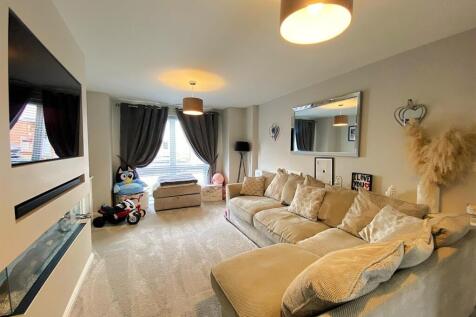 8 Daisy Way - Lounge1.jpg