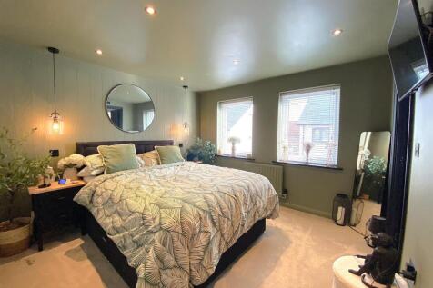 8 Daisy Way - Bed1.jpg