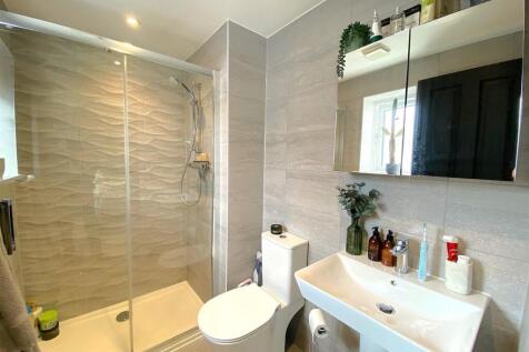 8 Daisy way - En Suite.jpg