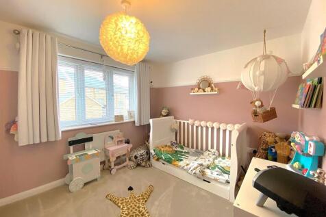 8 Daisy way - Bed3.jpg