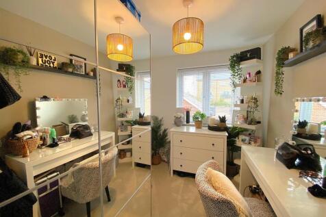 8 Daisy Way - Bed4.jpg