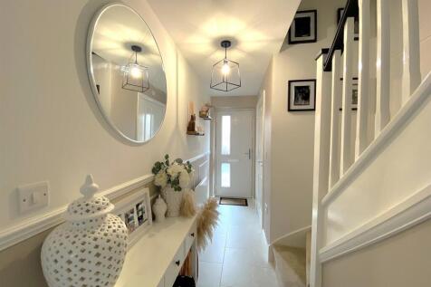 8 Daisy Way - Hall.jpg