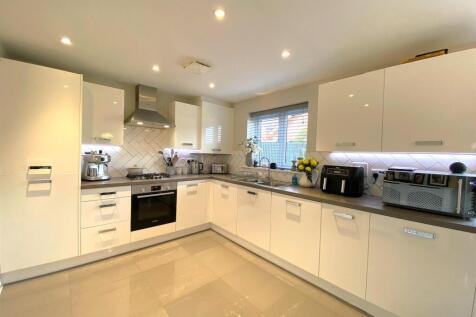 8 Daisy Way - Kitchen2.jpg