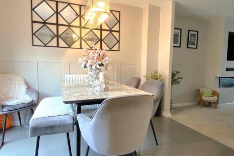 8 Daisy Way - Diner.jpg