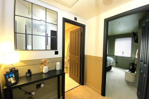 8 Daisy Way - Landing.jpg