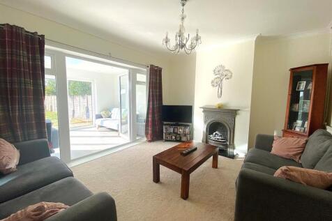 13 Grangecourt Drive - Lounge1.jpg
