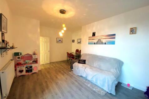 1 St Margarets Ct - Lounge2.jpg