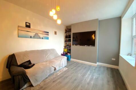 1 St Margarets Ct - Lounge3.jpg