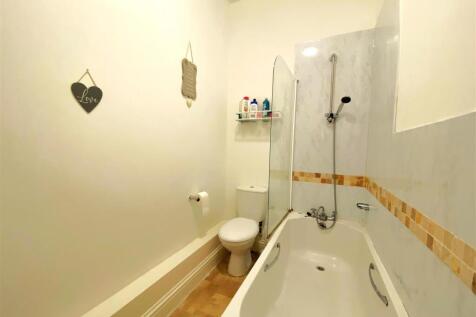 1 St Margarets Ct - Bathroom.jpg