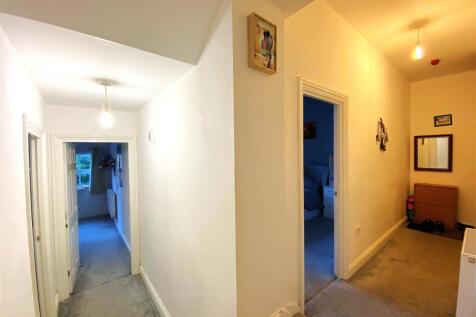 1 St Margarets Ct - Hall.jpg