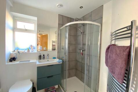 56C Haslam Crescent - Shower.jpg
