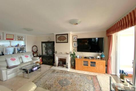 59 Links Drive - Lounge3.jpg