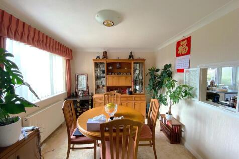 59 Links Drive - Diner.jpg