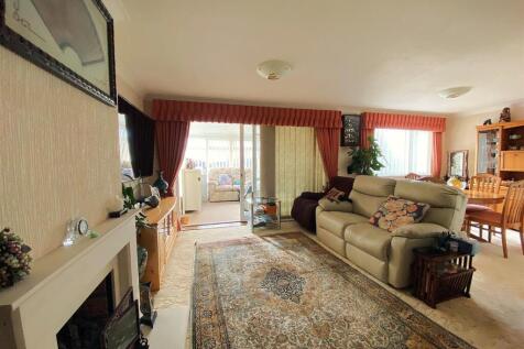 59 Links Drive - Lounge2.jpg