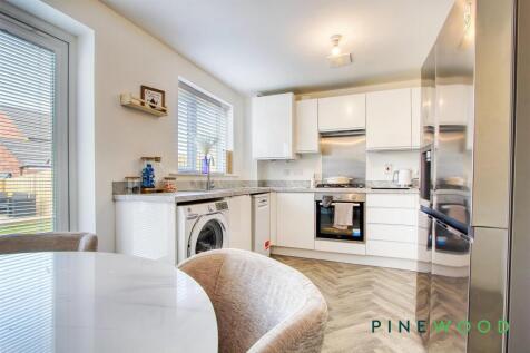 KITCHEN / DINING AREA