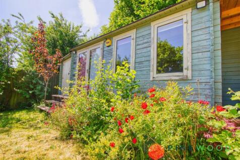 SUMMER HOUSE / LOG CABIN