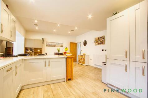 KITCHEN / DINING AREA