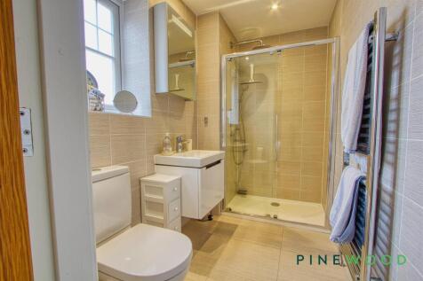 ENSUITE (BED 2)
