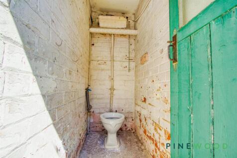 OUTHOUSE WC