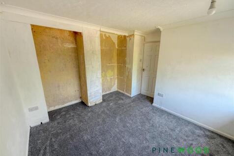 Bedroom(Rear)