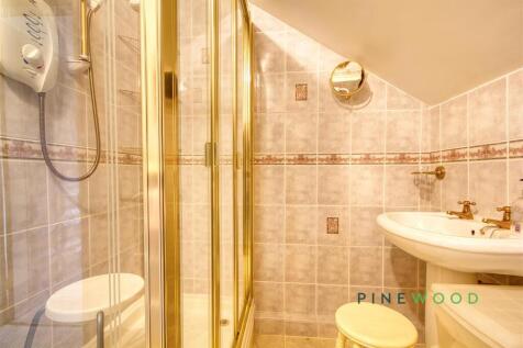 UPSTAIRS SHOWER ROOM