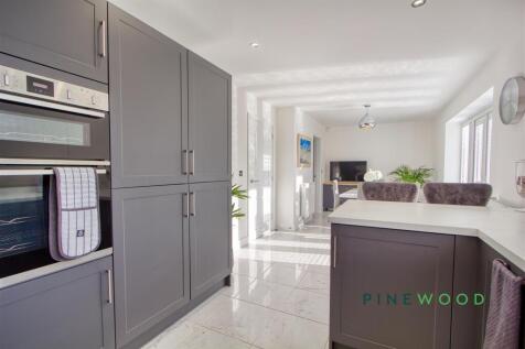 KITCHEN / DINING ROOM