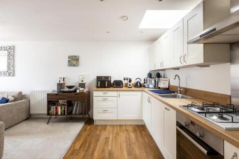 6 Robertson Drive-7.jpg