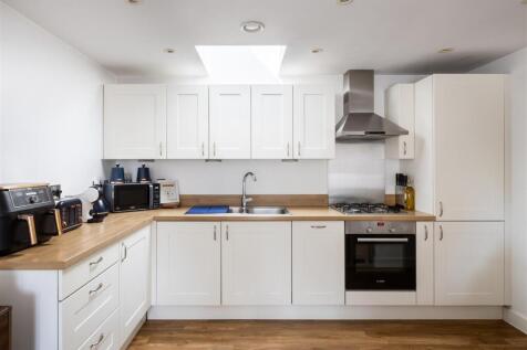 6 Robertson Drive-3.jpg