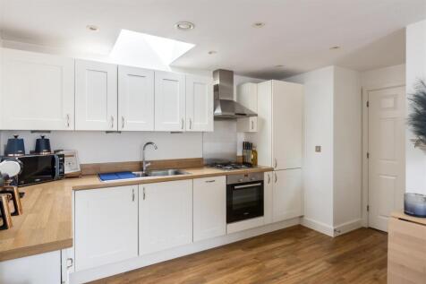 6 Robertson Drive-4.jpg