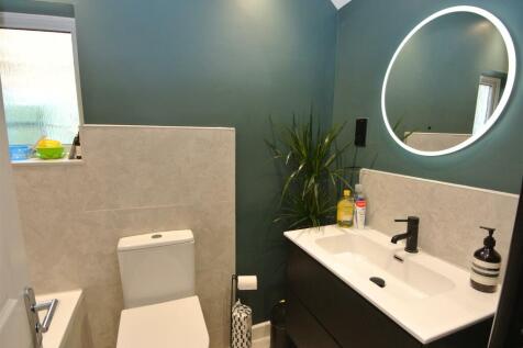 Bathroom 1.JPG