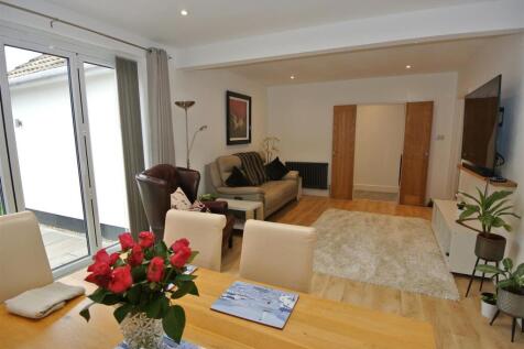 Dining Lounge 2.JPG