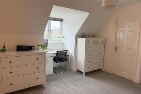 Bedroom 1 chest of drawers.jpeg