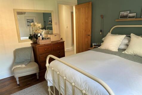 Bedroom 1a.jpg