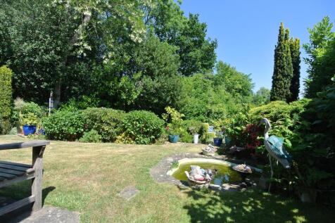 Rear Garden New 10.JPG