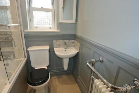 Family Bathroom b.JPG